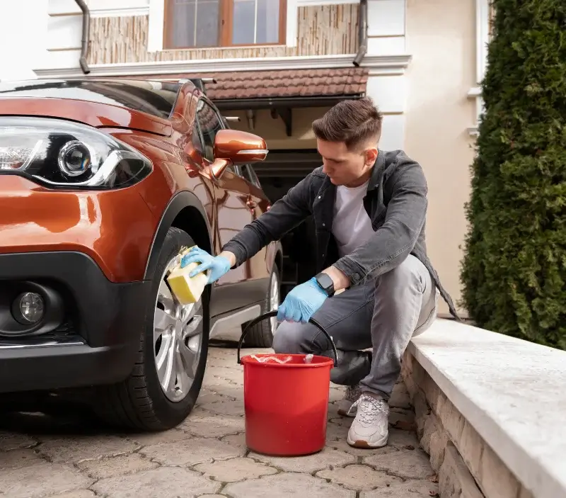 Lavage auto à domicile Florac Trois Rivières : professionnel intervenant sur un véhicule